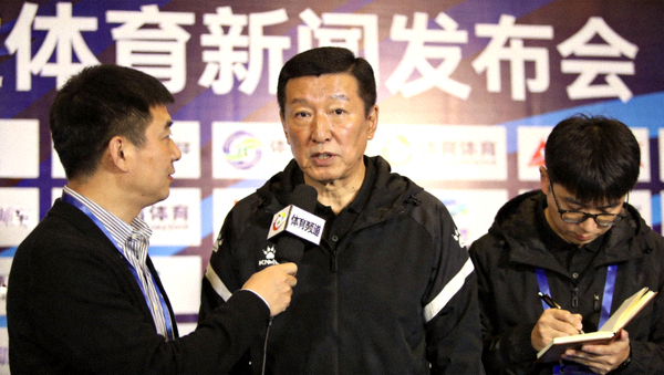 体育新闻发布现场记者正在进行采访与记录